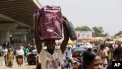 Scène de vie quotidienne à Accra, capitale du Ghana, 6 décembre 2016.