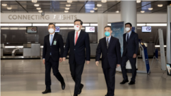中國駐美國大使秦剛（左二）抵達美國履新（來自秦剛的推特賬號）