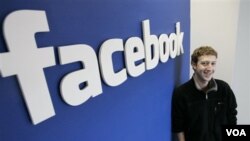 Mark Zuckerberg, pendiri Facebook berpose di kantor pusat Facebook di Palo Alto, negara bagian California.