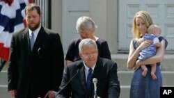 FILE - Rep. Dennis Hastert announces that he will not seek re-election to the U.S. House as he stands on the steps of the old Kendall County, Ill., courthouse with family members, Aug. 17, 2007.