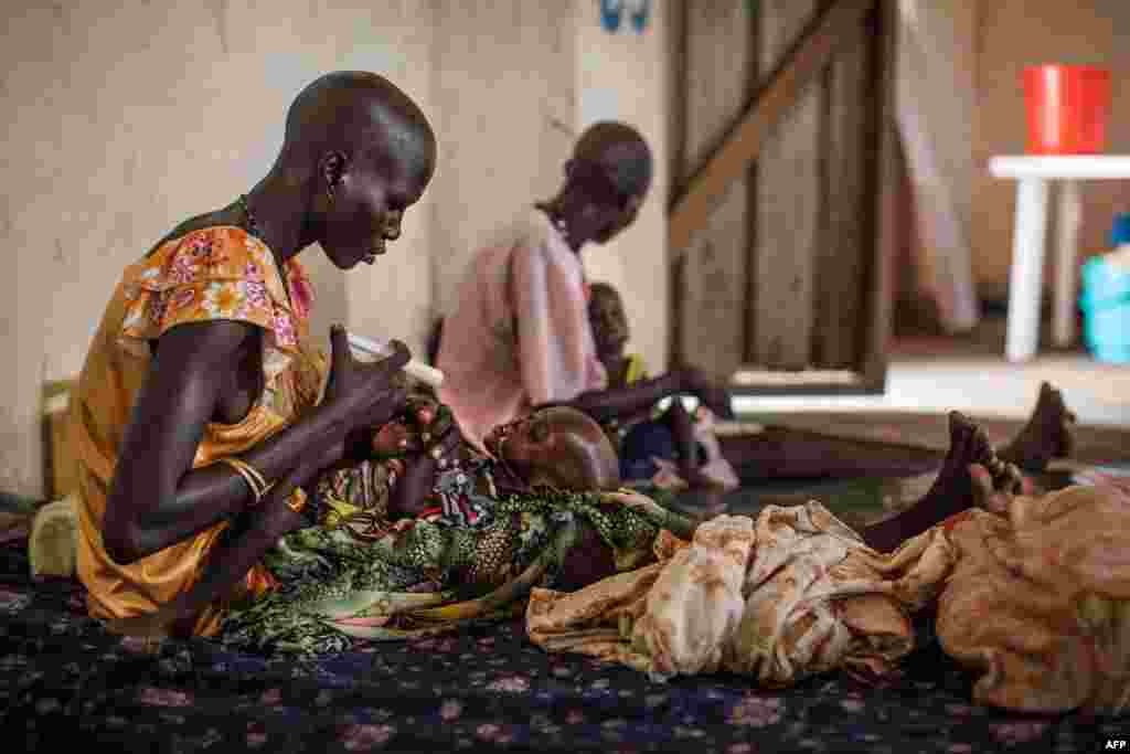 Trẻ em suy dinh dưỡng được điều trị tại Bệnh viện Leer, Nam Sudan. Hàng trăm ngàn người đột ngột hết nhận được sự chăm sóc y tế mang tính sống còn sau khi Bệnh viện Leer, do tổ chức Medecins Sans Frontieres (Bác sĩ không Biên giới), bị lục lọi và phá hủy trong những ngày cuối cùng của tháng Giêng và đầu tháng Hai.