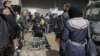 40 camions évacuent hommes, femmes et enfants du réduit de l'EI en Syrie