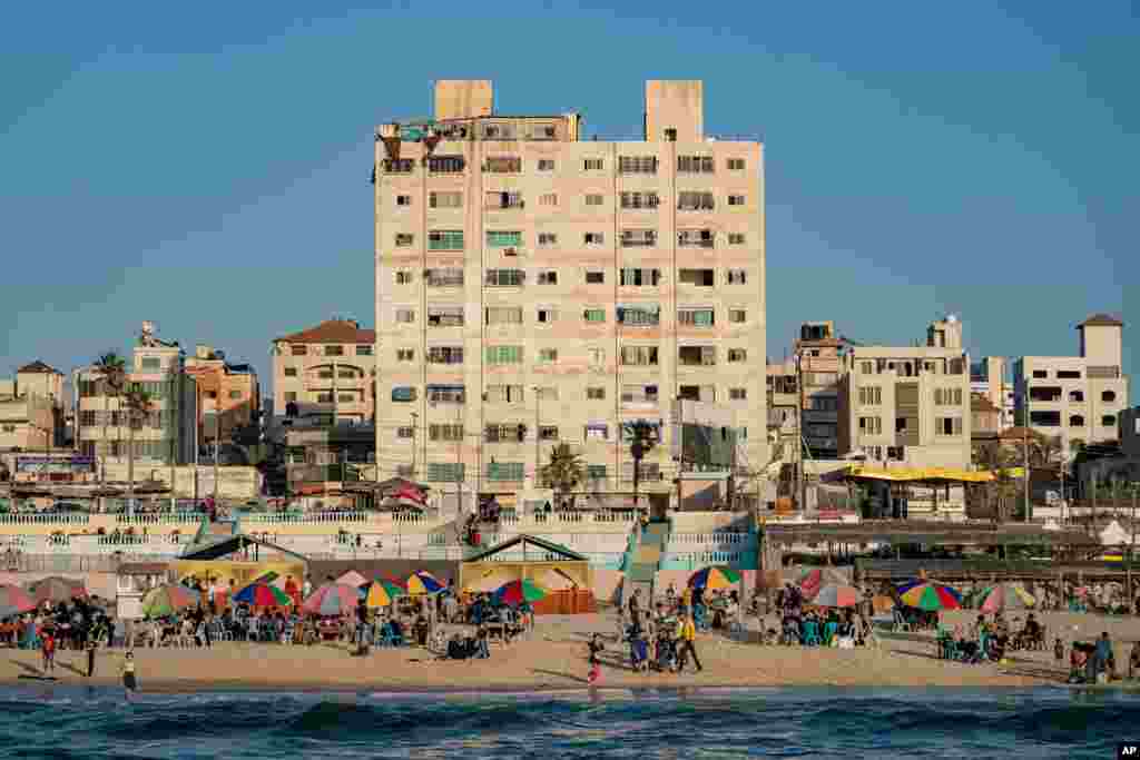 چند روز پس از پایان جنگ ۱۱ روزه، گروهی از اهالی شهر غزه برای شنا و تفریح به ساحل دریای مدیترانه آمده‌اند.