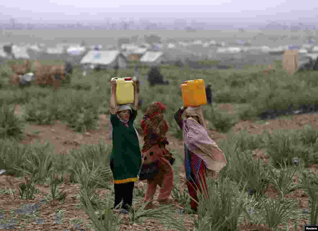 خبرگزاری مهر گزارش داده در میدان امام حسین شهر تهران، "بزرگترین سفره حضرت رقیه" پهن شده است. برخی ایرانیان ، رسم دارند که به مناسبتهای مذهبی سفره هایی پهن می کنند. در حاشیه آن ضمن اطعام دیگران، دعا و مراسم مذهبی برگزار می شود. خبرگزاری مهر ننوشته برگزار کننده این مراسم کیست و چقدر برای آن هزینه شده است.&nbsp; عکس، محمد رحیمی، مهر