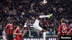 
Paul Pogba de la Juventus ( C ) frappe le ballon lors de leur match contre l'AC Milan à Turin le 21 Avril 2013.
