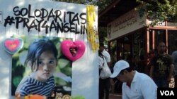 Wakil Walikota Solo menuliskan ungkapan duka cita di aksi Pray For Angeline di ajang Car Free day Solo, Minggu pagi. (VOA/Yudha Satriawan)