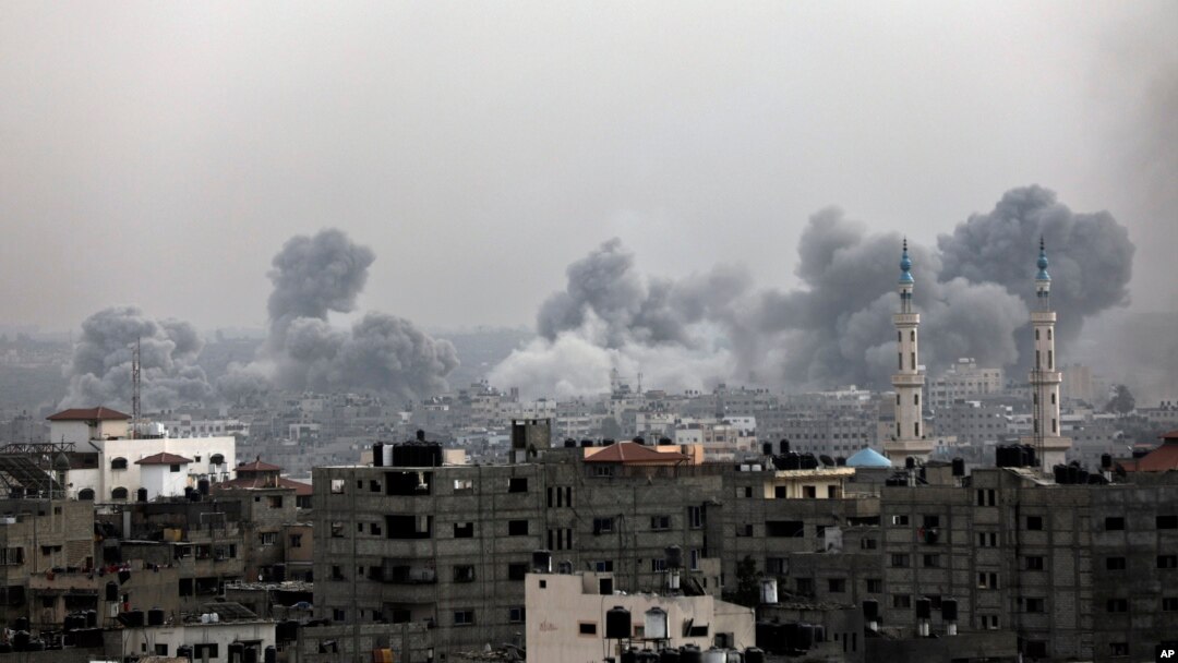 Dim se diže nakon izraelskog bombardovanja grada Gaze, u nedjelju, 29. oktobra 2023. (AP Photo/Abed Khaled)