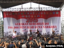 Grup musik rock 'Slank' ikut memeriahkan "Gerakan Rehabilitasi 100 Pengguna Narkoba" di Jakarta, 31 Januari 2015 (Foto: VOA/Andylala)