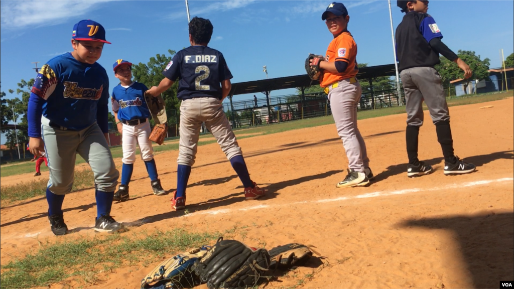 Hay niños venezolanos jugando béisbol sin guantes o tacos propios, pero con sus sueños de ser grandeligas aún intactos.