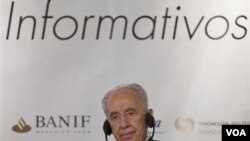 El presidente de Israel, Shimon Peres, ajustando sus auriculares durante el desayuno de trabajo donde habló de Venezuela e Irán.