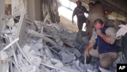 Esta imagen tomada el 30 de septiembre de 2015 y colocada en la cuenta de Twitter de la Defensa Civil de Siria muestra la destrucción en Talbiseh, Siria.