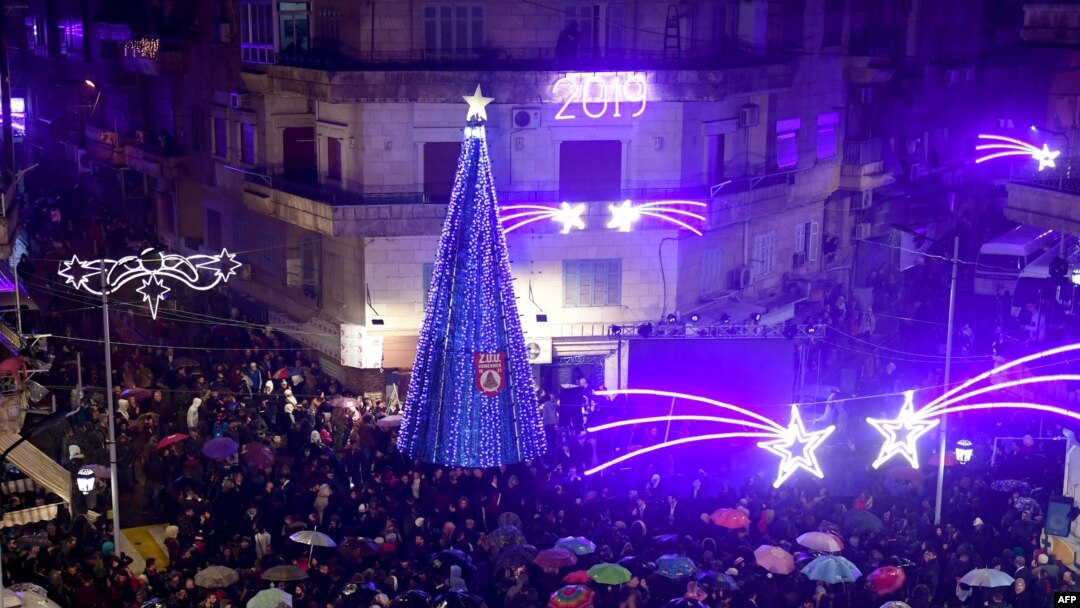 Penyalaan lampu Pohon Natal di Al-Azizzieh Square, Aleppo, Suriah pada 23 Desember 2018.