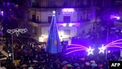 Penyalaan lampu Pohon Natal di Al-Azizzieh Square, Aleppo, Suriah pada 23 Desember 2018.