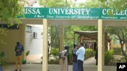 Quelques étudiants devant l'université de Garissa