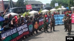 Sejumlah anggota berbagai ormas berdemo menuntut anggota Kopassus dibebaskan dalam sidang di Pengadilan Militer II-11 Yogyakarta (VOA/Nurhadi)