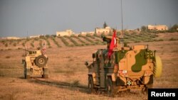 Türkiyə və ABŞ hərbi qüvvələri Suriyanın şimalında Mənbicdə birgə patrul əməliyyatı zamanı, 8 noyabr, 2018.