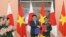 Menteri Pertahanan Jepang Minoru Kihara (kedua dari kanan) dan Menteri Pertahanan Vietnam Phan Van Giang (kanan), bertukar dokumen yang ditandatangani di Hanoi, Vietnam, Selasa, 6 Agustus 2024. (Nguyen Trong Duc/VNA via AP)