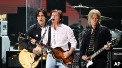 Paul McCartney durante el concierto 12-12-12 en Nueva York, que logró recaudar 30 milllones de dólares solo en venta de boletos.