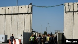 Kamioni pomoći ulaze iz Egipta na putu za Gazu, na prijelazu Kerem Shalom