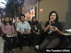 Aktivis Perempuan Mahardhika Mutiara Ika mengatakan Indonesia butuh RUU P-KS sebagai payung hukum yang komprehensif mengatur kekerasan seksual. (Foto Rio Tuasikal/VOA)