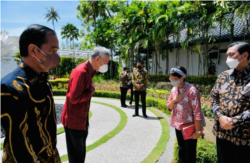 PM Singapura Lee Hsien Loong disambut oleh jajaran menteri saat kedatangannya di Pulau Bintan, 25 Januari 2022. (Foto: Courtesy/Setpres RI)