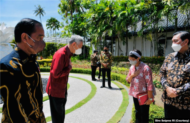 PM Singapura Lee Hsien Loong disambut oleh jajaran menteri saat kedatangannya di Pulau Bintan, 25 Januari 2022. (Foto: Courtesy/Setpres RI)