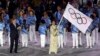 21일 브라질 리우데자네이루에서 열린 하계올림픽 폐막식에서 다음 개최지인 일본 도쿄의 코이케 유리코 주지사가 올림픽기를 흔들고 있다.