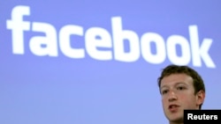CEO Facebook Mark Zuckerberg berbicara dalam sebuah konferensi persi di markas Facebook di Palo alto, California, pada 26 Mei 2010. (Reuters/Robert Galbraith)