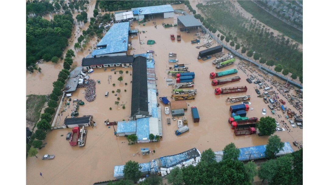 Bangunan dan kendaraan yang terendam banjir akibat hujan lebat di kawasan Shexian, kota Huangshan, provinsi Anhui China bagian timur, 7 Juli 2020.