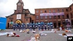 Juguetes en la plaza, 20 de julio, donde fueron colocados por personas que protestaban contra la violencia contra los niños en Bogotá, Colombia, el 22 de noviembre de 2022.