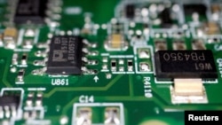 资料照片: 印刷电路板上的半导体芯片 (2023年2月17日)