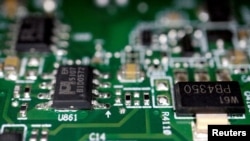 资料照片:印制电路板上的半导体芯片。
