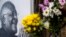 Tampak bunga-bunga ditaruh di samping foto dari Uskup Agung Desmond Tutu di Gereja Katedral St. George di Cape Town, South Africa, pada 26 Desember 2021. Tutu meninggal dunia pada usia 90 tahun.