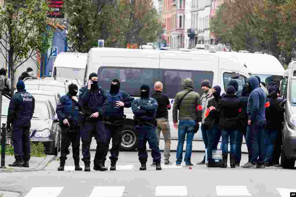 &#39;Yan sanda cikin damara a unguwar Molenbeek ta Brussels a Belgium, Litinin 16 Nuwamba 2015, inda&nbsp; a yanzu haka &#39;yan sandan ke kai sumame cikin wasu gidaje na wannan unguwar da mafi yawan Musulmi na kasar ke zaune ciki.