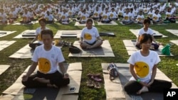 Warga Malaysia ikut melakukan yoga dalam Festival Hari Yoga Sedunia di Kuala Lumpur, Malaysia (21/6). (AP/Joshua Paul)