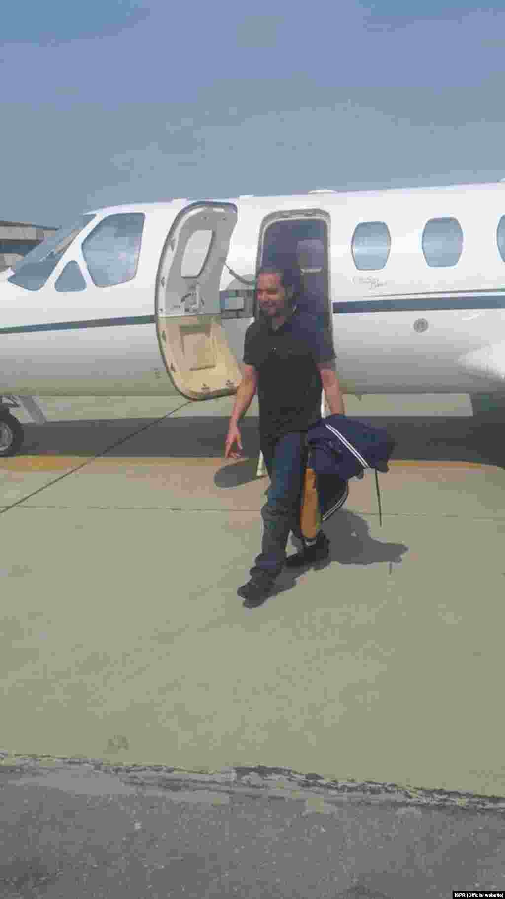 فوج کے تعلقات عامہ کے شعبے آئی ایس پی آر کے مطابق انٹیلی جنس حکام نے شہباز تاثیر کو ایک خصوصی طیارے کے ذریعے لاہور پہنچایا۔