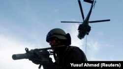 Seorang tentara pasukan khusus mengambil posisi dalam latihan anti-teror di Makassar, Sulawesi Selatan, 10 Desember 2009. (Foto: REUTERS/Yusuf Ahmad)