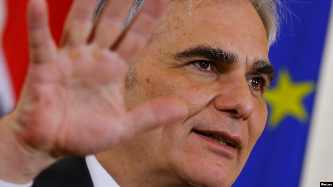 Thủ tướng Áo Werner Faymann trong một buổi họp báo sau cuộc họp nội các ở Vienna, ngày 16 tháng 2 năm 2016.