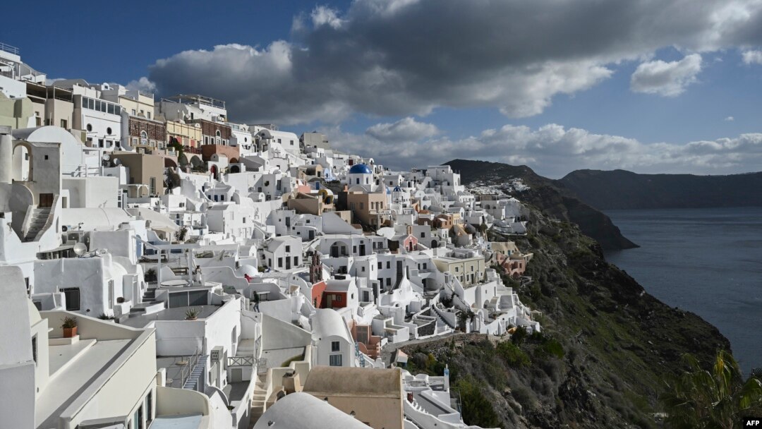 Santorini adasında yaklaşık bir haftadır süren depremlerin ardından dün olağanüstü hal ilan edildi.