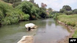Sông Jordan từng có thời là một con sông rất lớn và là nơi mà người công giáo tin là Chúa Giê-su đã được rửa tội