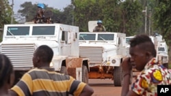 Des Casques bleus patrouillent en auto blindées à Bangui