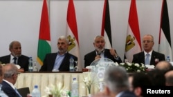 哈马斯酋长伊斯梅尔·哈尼耶（中右）和巴勒斯坦总理哈米德拉（右）在加沙市举行的会议上(2017年10月3日)