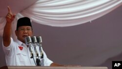 Prabowo Subianto saat berkampanye di Stadion Gelora Bung Karno, Jakarta, 22 Juni 2014. (Foto: REUTERS/Stringer -dok).