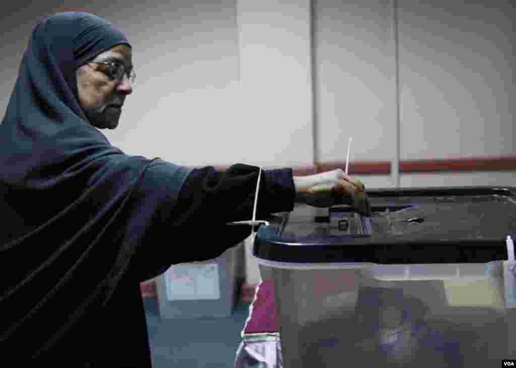 An Egyptian woman casts her ballot in Giza, Saturday, Dec. 22, 2012. (Yuli Weeks for VOA).