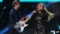 ນັກຮ້ອງສາວ Beyonce, (ຂວາ), ສະແດງຮ່ວມກັນກັບສິນລະປິນ
ຄຸນນະພາບ Ed Sheeran.