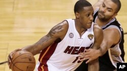 Mario Chalmers (15) de los Heats supera a Tony Parker de los Spurs de San Antonio en el segundo juego de la final de la NBA, que ganaron los primeros.