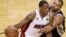 Mario Chalmers (15) de los Heats supera a Tony Parker de los Spurs de San Antonio en el segundo juego de la final de la NBA, que ganaron los primeros.