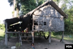A hut inside Thmey village of Kampong Chhnang province where two sisters were raped and murdered, on October 17, 2018. (Sun Narin/VOA Khmer)