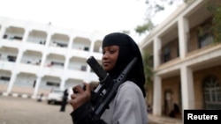 Une fille déplacée par les combats de la ville portuaire de Hodeidah, Sanaa, Yémen, 26 juin 2018.