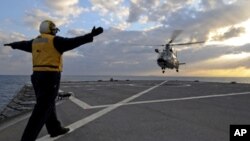 Francuski mornarički helikopter sleće na palubu amfibijskog zapovjednog broda američke Šeste flote USS Mount Whitney u okviru akcija nad Libijom u ožujku ove godine